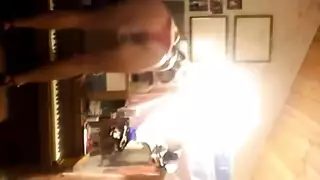 ثنائي ناضج يشارك صديقته الشابة في ممارسة ثلاثية مثيرة