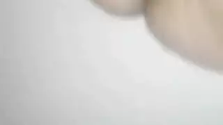 فانتازيا علاقة رباعية صريحة: مراهقة تأخذ عدة قذفات من غريب ماهر