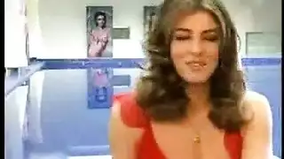 امرأة ناضجة ترتدي الكعب تنكح أفضل صديق لرجلها