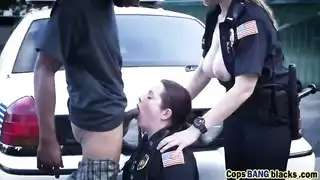 سكس أمريكي ثلاثي مع شرطية ساخنة تمص الزب الأسود و تتناك منه في الشارع