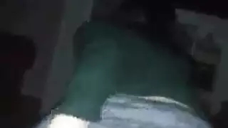 جميلة ذات مؤخرة ضخمة تمتع نفسها بفتحاتها في استمناء أمام المرآة