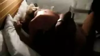 عاهرة ذات شعر مجعد تشارك في حركة قضيب مزدوج