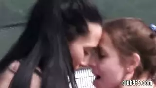 عاهرات بالجوارب يحصلن على فتحاتهن الضيقة المدمرة في مشهد أوجي صريح