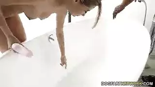 قضيب أسود كبير يدق فرجها المبلل بعمق